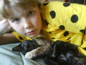 Моя дочка с любимой кошкой Дусей, которую Орехин лично убил.